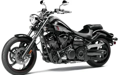 Czarny motocykl Yamaha Raider 1900, z chromowanymi elementami i sportowym wyglądem. Dane techniczne tego modelu są imponujące.
