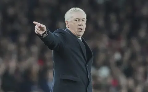 Carlo Ancelotti, con su característico gesto, señala algo en el campo.