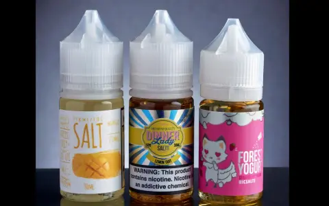 Tres botellas de líquidos para vapear con sales de nicotina: mango, limón y yogur de fresa.