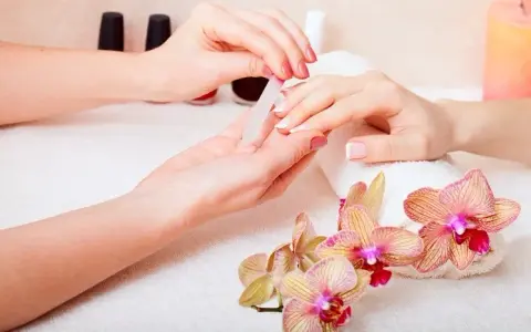 Manicure japoński: Ile się trzyma? Połysk i odżywienie na dłużej