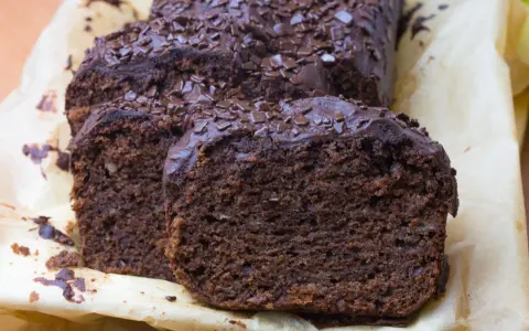 Najprostszy chlebek bananowy, wilgotny i czekoladowy, posypany wiórkami. Idealny na szybką przekąskę.