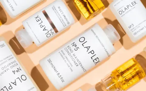 Olaplex Produkte für sichtbar repariertes Haar. Die Olaplex Wirkung zeigt sich in glänzendem, gestärktem Haar.