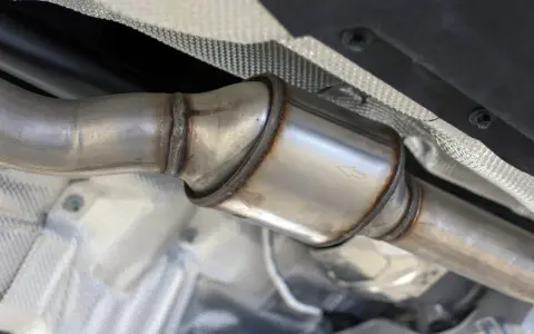 Gros plan sur un pot catalytique de voiture, partie du système d'échappement.