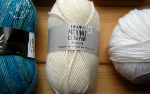 Kłębek kremowej włóczki DROPS Merino Extra Fine – co to znaczy? To superdelikatna, 100% wełna merino, idealna na ubranka.