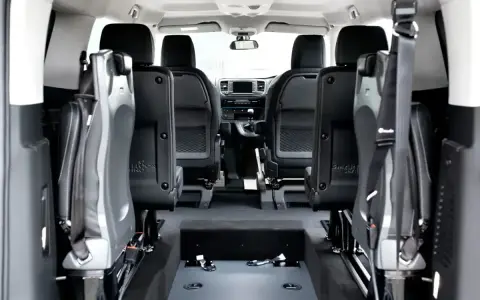 Wnętrze Citroen Evasion z dwoma rzędami siedzeń, gotowe na podróż.