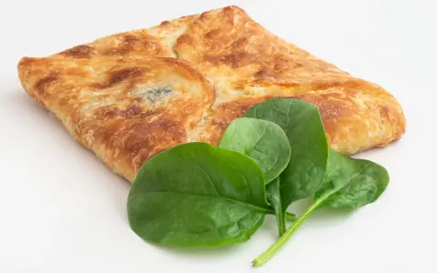 Złociste chaczapuri ze szpinakiem, idealne na lekki posiłek. Sprawdź chaczapuri kcal!