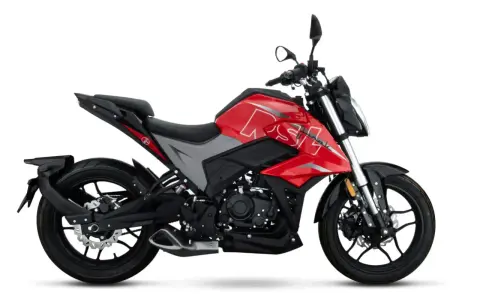 Czerwony motocykl z szarymi wstawkami, idealny na pierwsze prawo jazdy kat A. Dynamiczny design i sportowy wygląd.