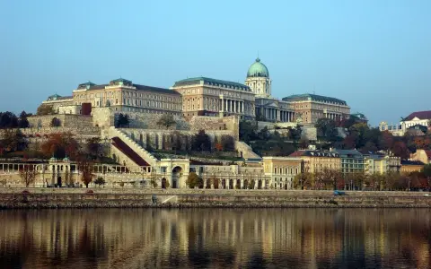 Budynek Zamku Królewskiego w Budapeszcie, jeden z najpiękniejszych miejsc na Węgrzech, odbija się w spokojnej wodzie Dunaju.