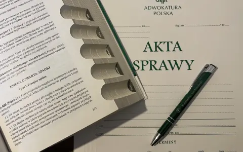 Księga spadki, akta sprawy i długopis Wielkopolskiej Izby Adwokackiej. Dokumenty dotyczące spadkodawcy i jego majątku.