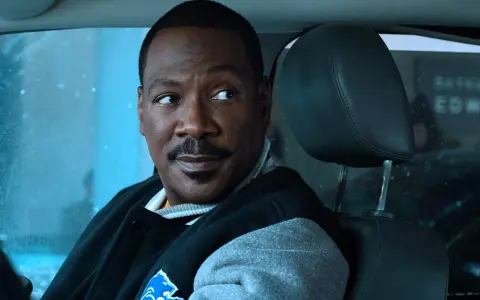 Eddie Murphy i en bomberjacka, redo för nya äventyr i en av sina filmer.