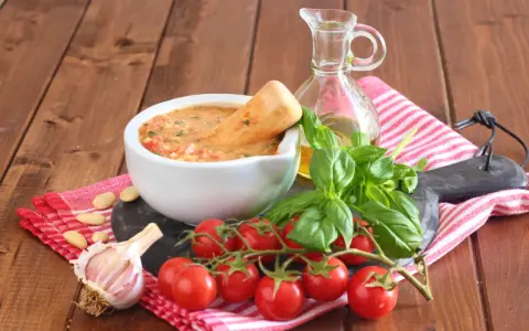Mortai con pesto alla trapanese, pomodorini, basilico, aglio e mandorle, pronti per un sapore autentico.
