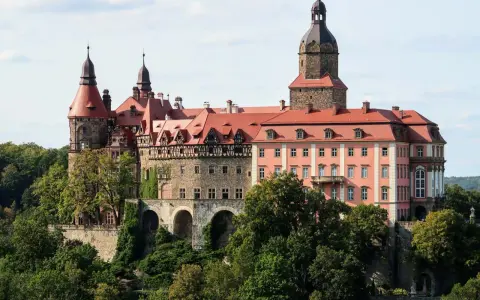 Zamek Książ, malowniczo położony na trasie turystycznej, zachwyca architekturą i otoczeniem.
