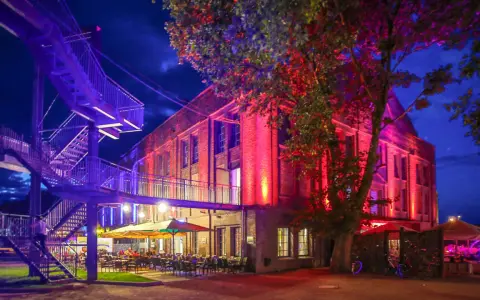 Abendstimmung mit bunten Lichtern und einer Treppe, die zum "Extraschicht Dorsten" führt.