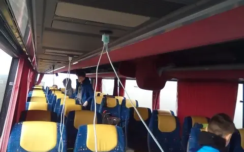 Czy w autokarach Sindbad są gniazdka? Sprawdź, co oferują pojazdy.