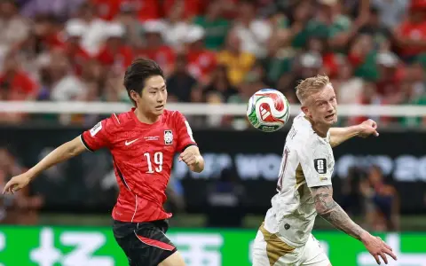 Jugador surcoreano con el número 19, Kang-in Lee, disputa un balón aéreo contra un rival.