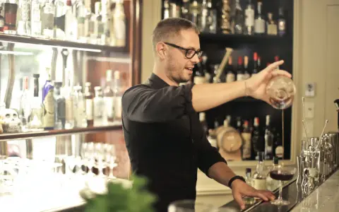 Ile zarabia barman w Polsce? Pensja, napiwki i czynniki</div>
