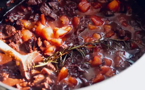 Herzhaftes Gulasch mit Tomaten und Rosmarin, ein köstliches bolognese rezept original.