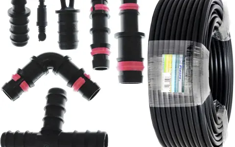 Varias partes de una manguera: conectores, codos, tes y un rollo de manguera negra.