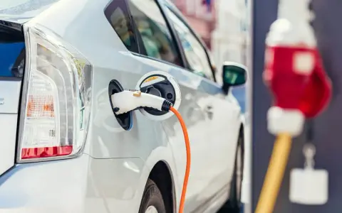 Ile kosztuje ładowanie samochodu elektrycznego? Sprawdź, jak zaoszczędzić