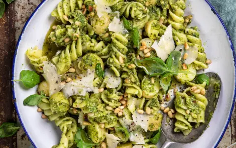 En närbild av en härlig pastasallad med pesto, pinjenötter och parmesan. Perfekt för en snabb och smakrik lunch.
