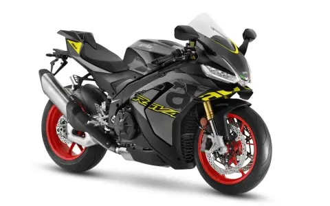 Aprilia RSV4 nera con dettagli gialli, una delle moto super sportive più desiderate.