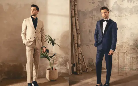 Uomo in due eleganti Harvey suits: uno color sabbia con sneakers, l'altro blu notte con mocassini.