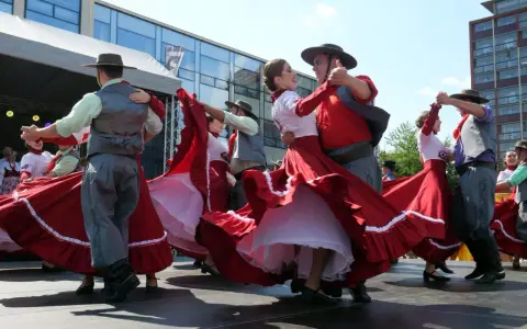 Tancerze w tradycyjnych strojach, z jakiego kraju pochodzi polka? Wirujące czerwone spódnice i męskie kamizelki.