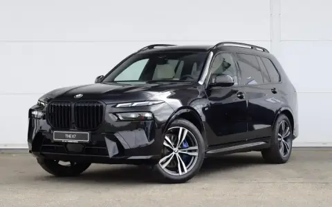Czarny BMW X7 na tle białej ściany. Sprawdź aktualną bmw x7 cena i dostępne konfiguracje.