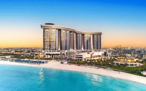 Luksusowy Rixos Premium Alamein z widokiem na turkusowe morze i piaszczystą plażę. Idealne miejsce na wakacje.