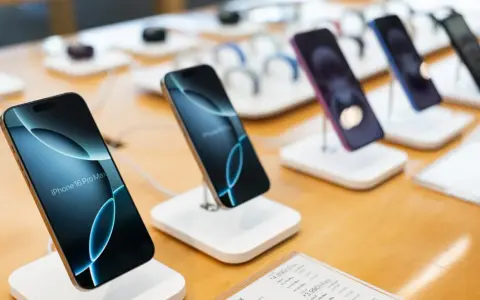 Flera iPhones visas upp på en disk, redo för den som vill byta iPhone. En iPhone 16 Pro Max syns tydligt.