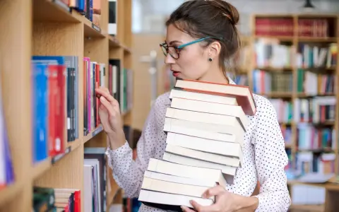 Młoda kobieta z okularami, z pasją do książek, pracuje w bibliotece. Nawet bez formalnego wykształcenia, jej miłość do literatury pozwala jej odnaleźć się w tym miejscu.