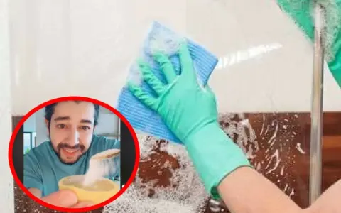 Domowy sposób na czyszczenie kabiny prysznicowej: ocet i soda oczyszczona. Mężczyzna pokazuje, jak przygotować ekologiczny środek czyszczący.