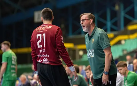 Patrik Liljestrand, trener Śląska Wrocław, udziela wskazówek zawodnikowi z numerem 21.