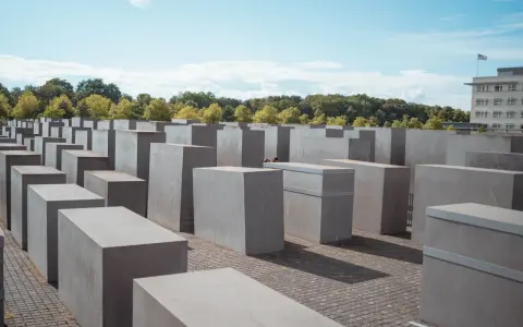 Gedenkstätte mit Betonstelen, ein Ort des **dark tourism**, der zum Nachdenken anregt.