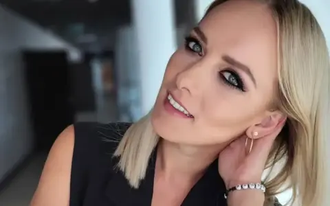 Aleksandra z "Jaka to melodia?" z uśmiechem i biżuterią na uchu.
