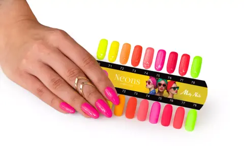 Dłoń z neonowymi paznokciami prezentuje paletę kolorów lakierów hybrydowych Molly Nails. Hema free co to znaczy? To bezpieczeństwo dla Twoich paznokci!