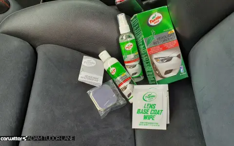 Turtle Wax Headlight Restorer Kit med rengöring, polermedel och skydd för klarare strålkastare.
