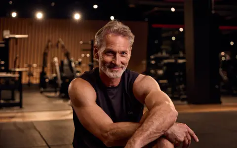 Ein fitter Mann über 50 im Fitnessstudio, bereit für den Muskelaufbau.