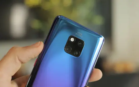 En hand håller en blå Huawei Mate 30 Pro med sitt Leica-kamerasystem.