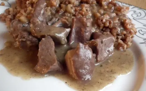 Gulasz z serc wieprzowych w sosie, podany z kaszą gryczaną. Aromatyczne danie, które rozpływa się w ustach.
