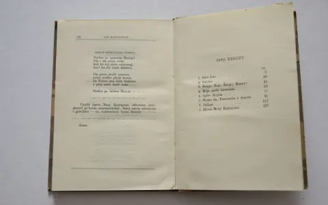Otwarta książka z tekstem poezji i spisem treści.