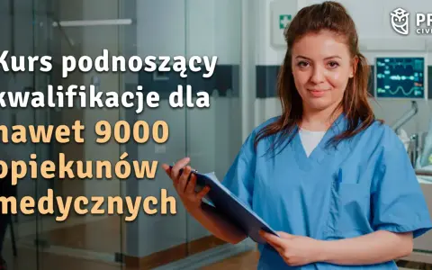 Kurs podnoszący kwalifikacje dla nawet 9000 opiekunów medycznych. Uśmiechnięta pielęgniarka z dokumentacją w ręku.