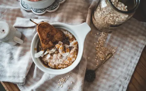 Haferflocken mit Birne und Kokosflocken. Warum keine Haferflocken bei Fructoseintoleranz? Hier ist eine fructosearme Alternative.