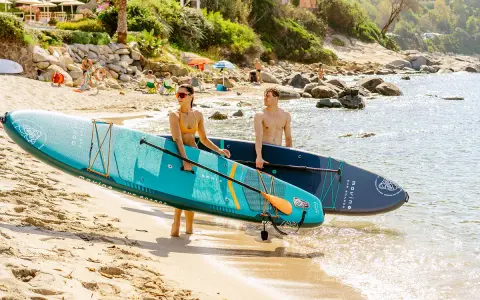 Para wodna z dwiema deskami sup allround na plaży, gotowa do wodnych przygód.