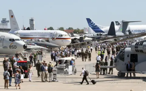 Besucher bestaunen Flugzeuge bei einer Flugshow in Berlin. Ein Airbus und eine Maschine der Bundesrepublik Deutschland sind zu sehen.