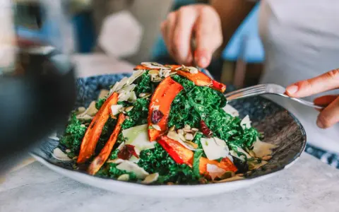 Ein bunter Salat mit Grünkohl, Kürbisspalten und Kernen – ein wahrer Wilma Wunder Brunch!