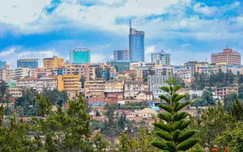 Widok na miasto z kigali, z górującymi budynkami i zielenią.
