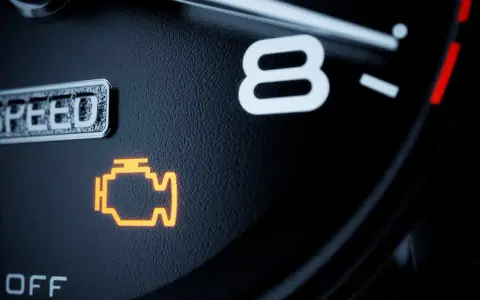 Kontrolka silnika świeci się na desce rozdzielczej Mercedesa C180. Czas na wizytę u mechanika.
