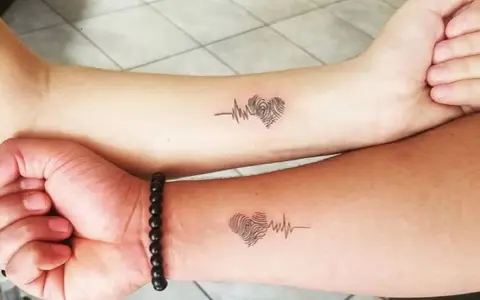 Dwa identyczne tatuaże sióstr: serce z odcisku palca i linia EKG. Symbol nierozerwalnej więzi.
