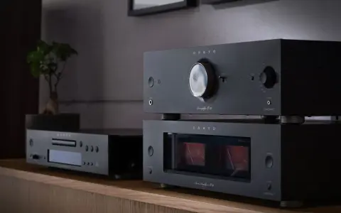 Elegancka końcówka mocy Onkyo M-80 z dwoma wskaźnikami VU, obok przedwzmacniacza P-80 i odtwarzacza CD.